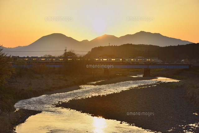 電車と夕日と日光の山 25958017838 の写真素材 イラスト素材 アマナ