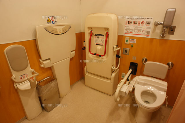 ユニバーサルデザインの多目的トイレ の写真素材 イラスト素材 アマナイメージズ