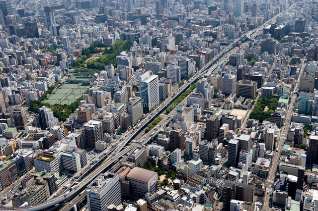阪神高速16号大阪港線と阿波座うつぼ公園
(c)YOICHI TSUKIOKA/SEBUN PHOTO