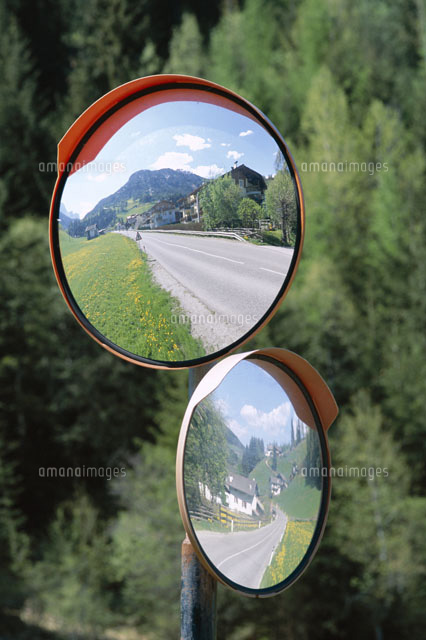 道路のカーブミラー の写真素材 イラスト素材 アマナイメージズ