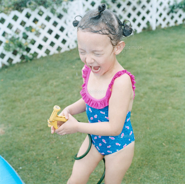 水遊びをする女の子 30007000445 の写真素材 イラスト素材 アマナ