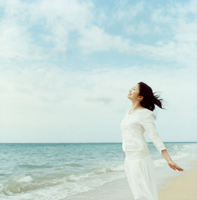 海で風を感じる日本人女性 30033000001 の写真素材 イラスト素材
