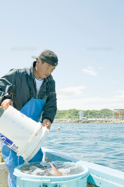 バケツに水を汲む漁師 30037000077 の写真素材 イラスト素材 アマナ