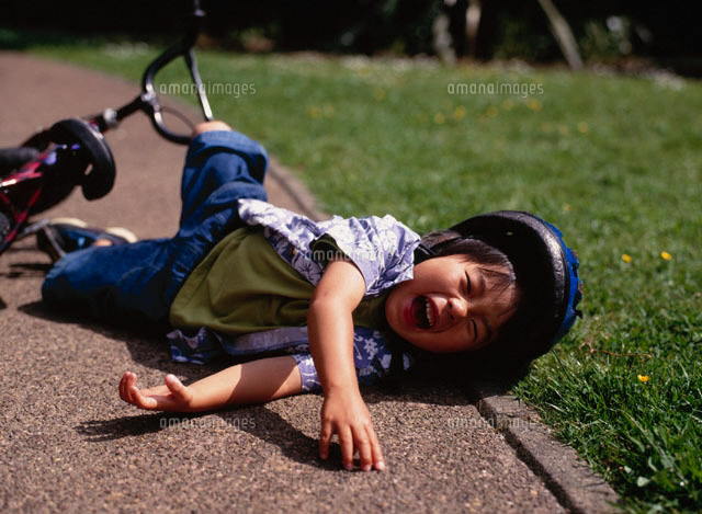 自転車で転んだ子供 の写真素材 イラスト素材 アマナイメージズ