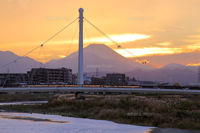 夕暮れの富士山 の写真素材 イラスト素材 アマナイメージズ