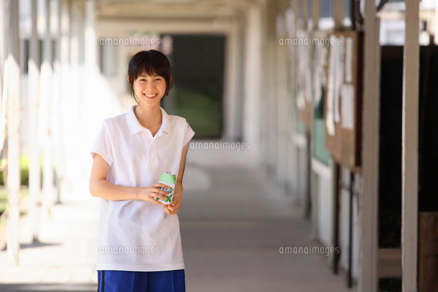 学校内の渡り廊下にいる女子学生 02383000068 の写真素材 イラスト
