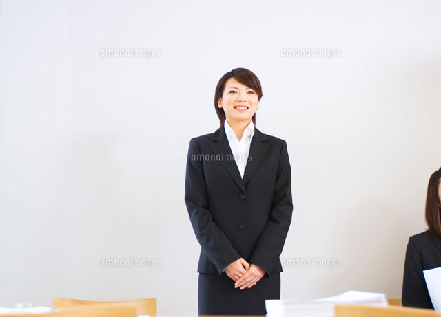 集団面接で自己紹介する女性
(c)AID
