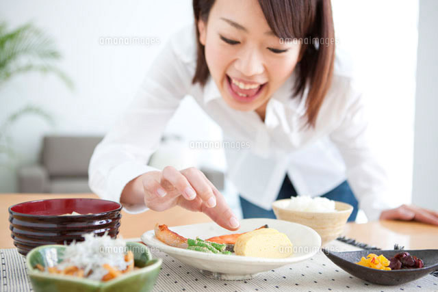 つまみ食いをする若い女性
(c)AID