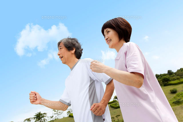 ウォーキングする中高年夫婦
(c)AID