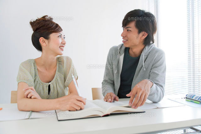 勉強している男女
(c)AID
