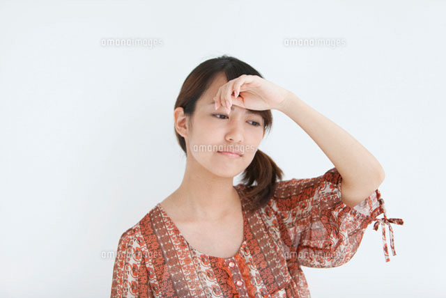 額に手をあてる女性
(c)AID
