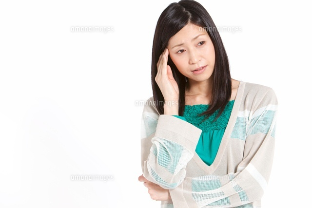 こめかみを押さえている女性
(c)AID