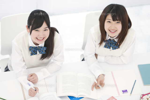 勉強する女子高生2人
(c)AID