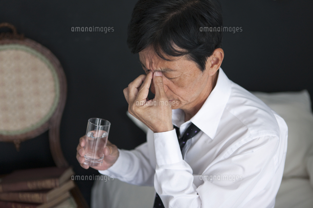 目頭を押さえる中高年男性
(c)AID
