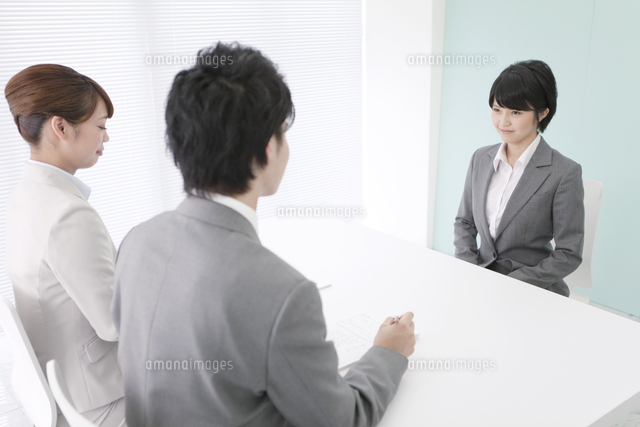 面接を受ける女性
(c)AID