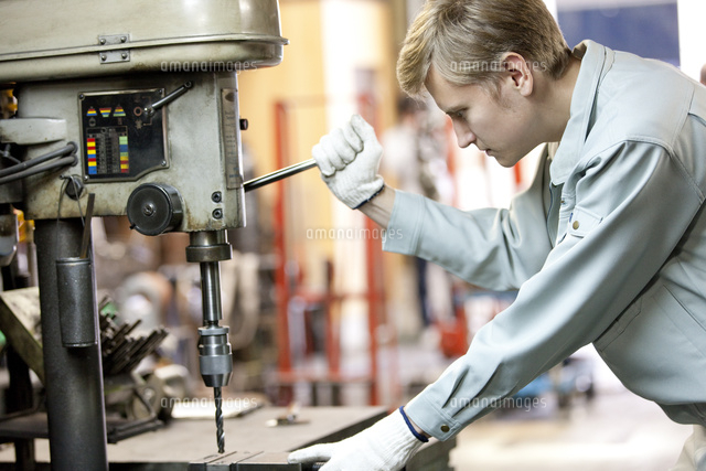 機械を操作する外国人作業者 07800052311 の写真素材 イラスト素材