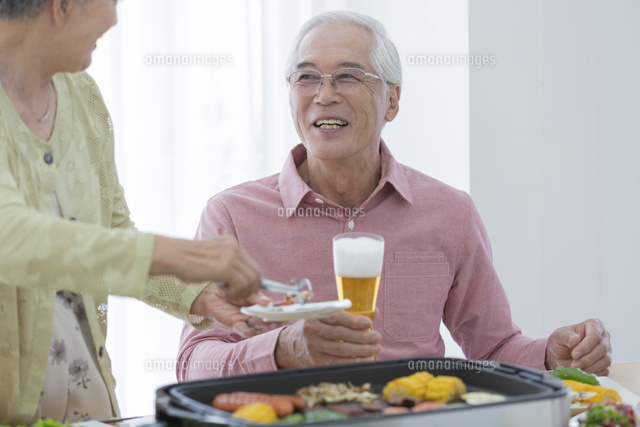 焼肉を食べるシニア夫婦 07800060114 の写真素材 イラスト素材 アマナイメージズ