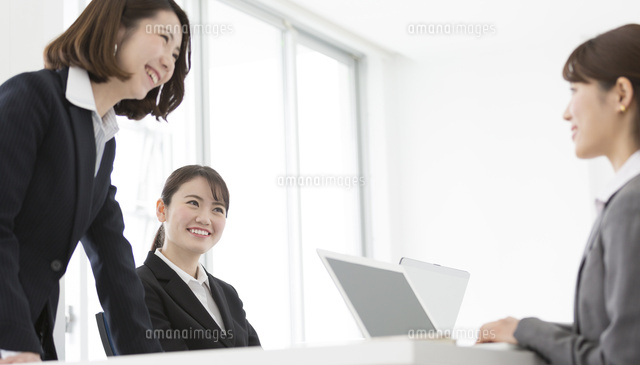 会話するビジネスウーマン3人 の写真素材 イラスト素材 アマナイメージズ