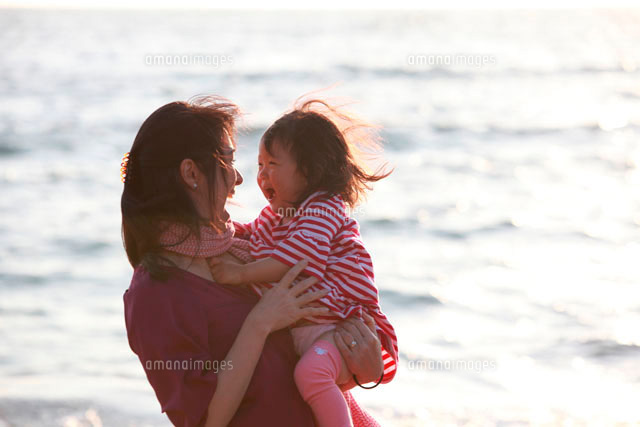 海辺で笑う母と子ども
(c)CHOTARO/a.collectionRF