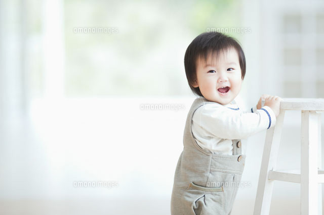 椅子につかまって笑う赤ちゃん
(c)macomoco/a.collectionRF