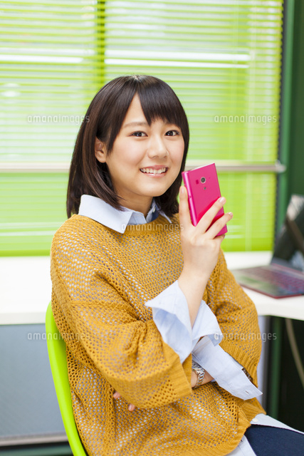 スマホを持つ女の子 10131023303 の写真素材 イラスト素材 アマナ