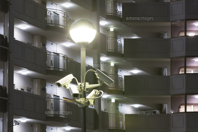 防犯カメラとマンションの夜景
(c)GYRO PHOTOGRAPHY/a.collectionRF