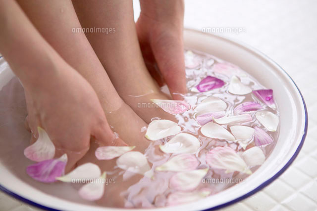 花びらを浮かべたお湯で足浴する女性の手足
(c)Doable/a.collectionRF