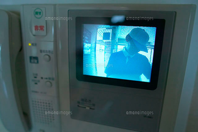 モニターにうつる男性
(c)Doable/a.collectionRF