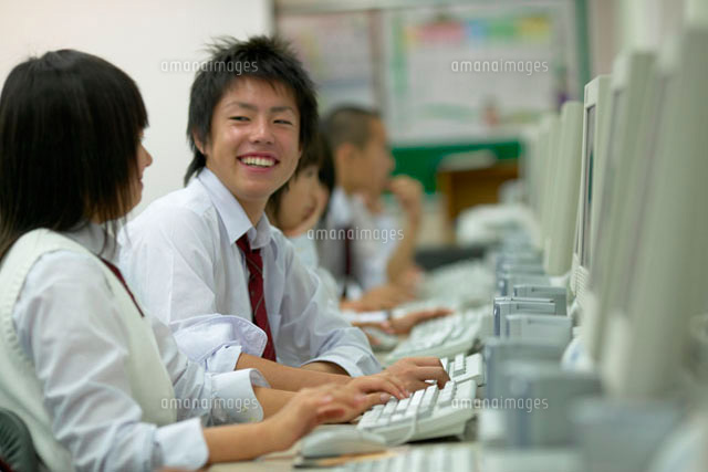 パソコンをする中学生
(c)Doable/a.collectionRF