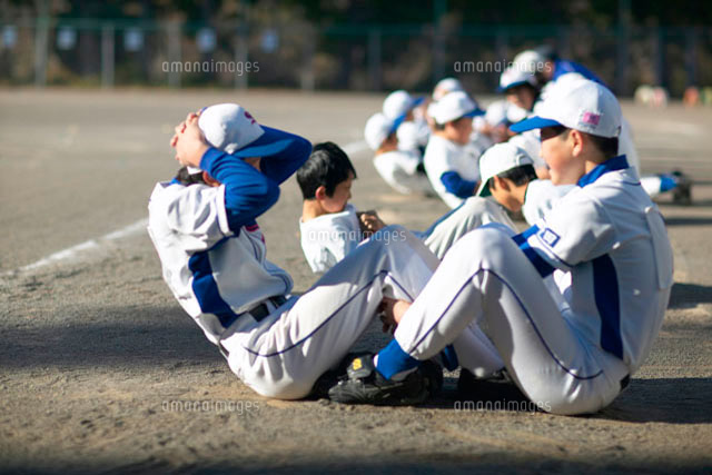 腹筋運動をする少年達
(c)Doable/a.collectionRF