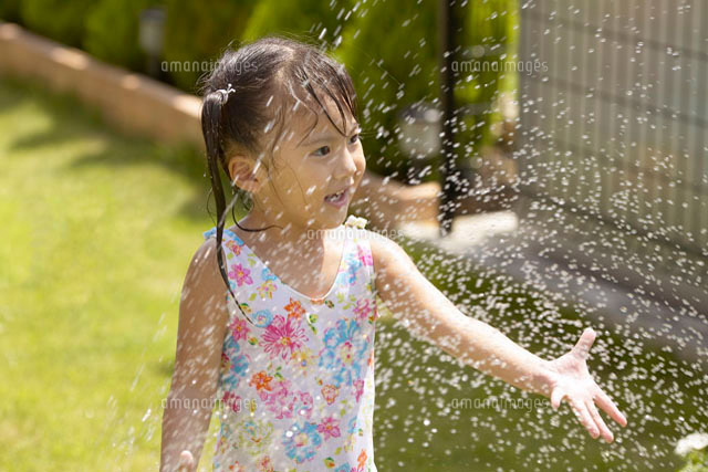 水遊びをする女の子 10132009859 の写真素材 イラスト素材 アマナ