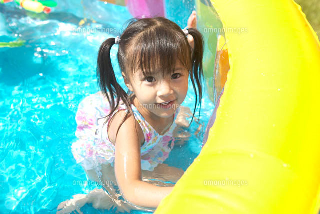 プールで水遊びをする女の子 10132009870 の写真素材 イラスト素材