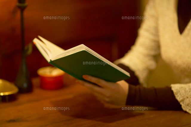 カフェで読書をする女性の手元
(c)Doable/a.collectionRF