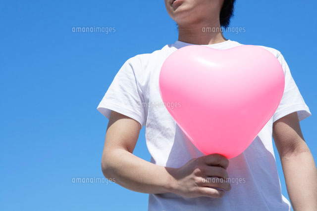 青空にピンクのハートの風船を持つ男性
(c)Doable/a.collectionRF