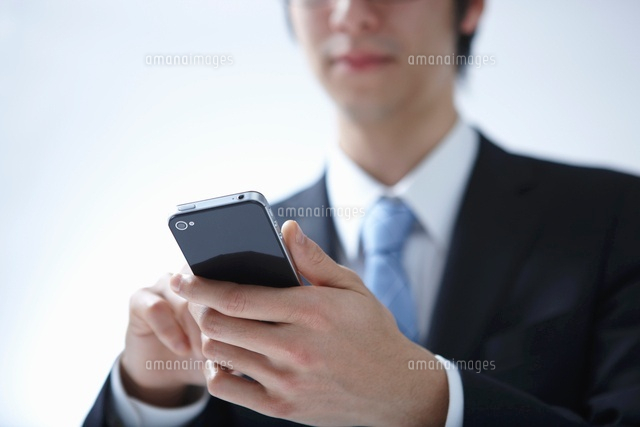 スマートフォンを操作しているビジネスマン
(c)Doable/a.collectionRF
