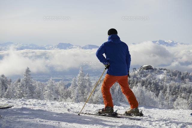 銀世界の雪山の風景に立つスキーヤ―の男性
(c)Doable/a.collectionRF