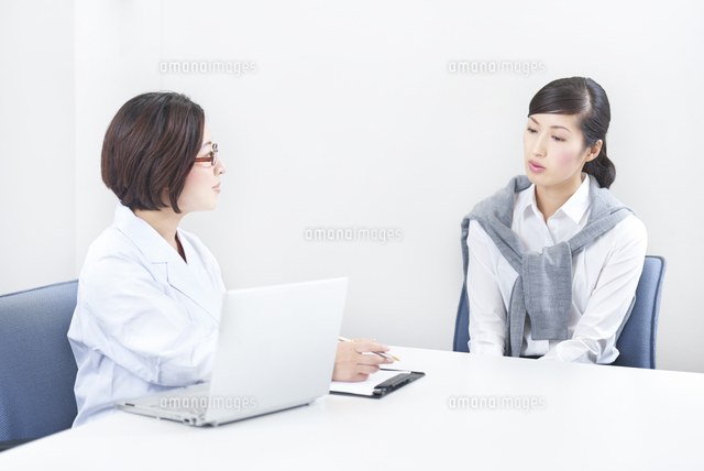 社内にてカウンセリングをする女性社員とカウンセラー
(c)Doable/a.collectionRF