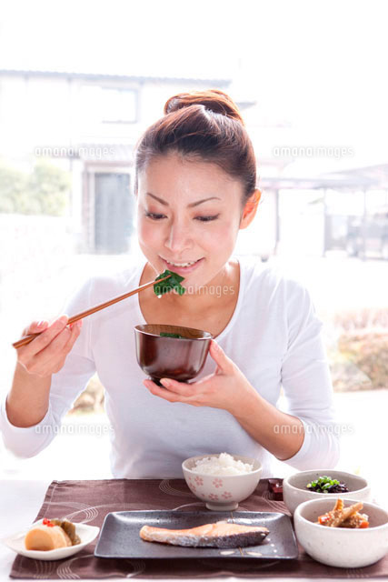 20代日本人女性が食事をする様子
(c)HISAO OSONO/a.collectionRF