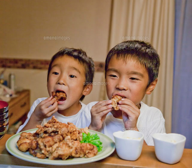 つまみ食いする二人の男の子
(c)KOICHI SAITO/a.collectionRF