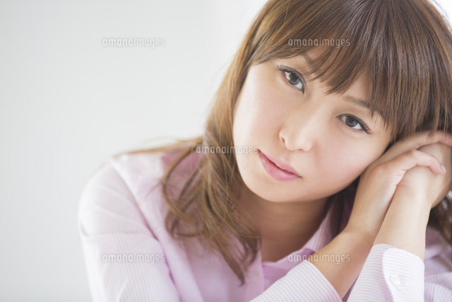 手を組んでもの思う女性
(c)pasmal/a.collectionRF
