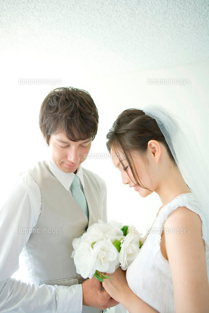 ブーケを一緒に持つ笑顔の新郎新婦
(c)absodels RF