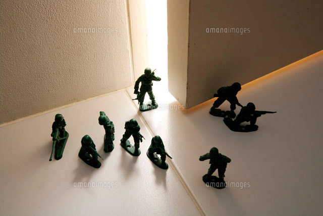 ドアの隙間から様子を伺うおもちゃの兵隊の後姿
(c)absodels RF