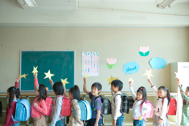 教室で並ぶ小学生
(c)absodels RF