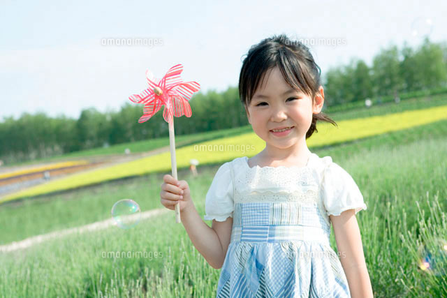 風車を持つ5歳の女の子 10161004012 の写真素材 イラスト素材 アマナイメージズ