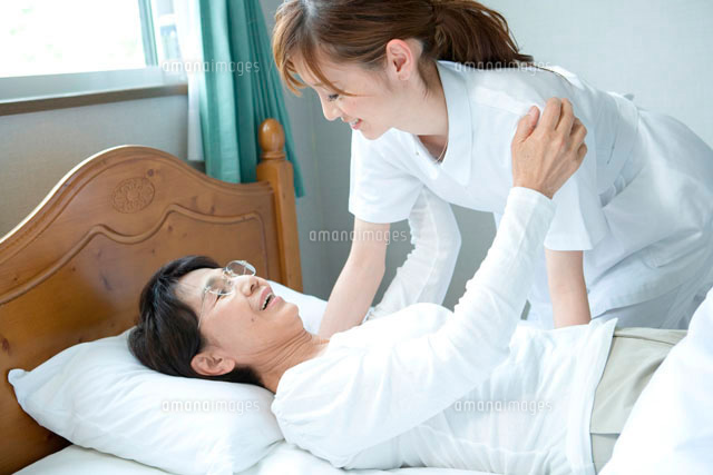 介護士から介護を受ける60代の女性
(c)absodels RF