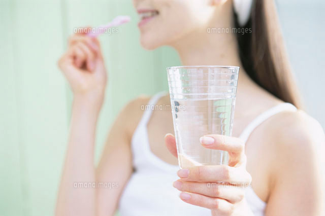 歯を磨く日本人女性の手元
(c)absodels RF