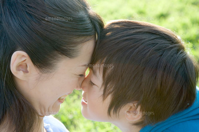 鼻をこすり合わせて甘える少年と母親
(c)absodels RF
