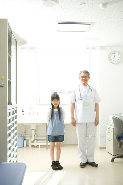 診察室の少女と医師 10161008418 の写真素材 イラスト素材 アマナイメージズ