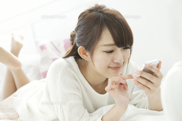 携帯電話を操作する女子大生
(c)absodels RF