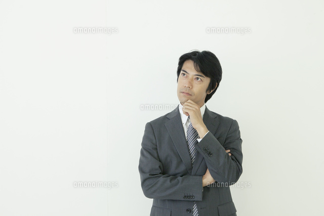 腕組みをして考える40代ビジネスマン
(c)absodels RF